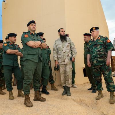 رئيس أركان القوات البرية الفريق ركن صدام حفتر يتفقد جاهزية الوحدات الأمامية غرب سرت
