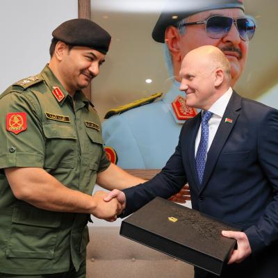 الفريق ركن صدام حفتر صدام حفتر يكرم ضباط دورة الصاعقة في بيلاروسيا بحضور وفد رسمي