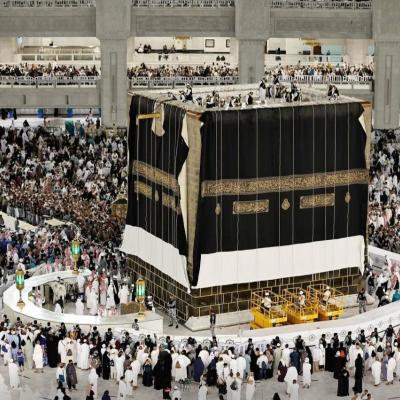 لماذا ترفع كسوة الكعبة وكم تبلغ تكلفتها؟